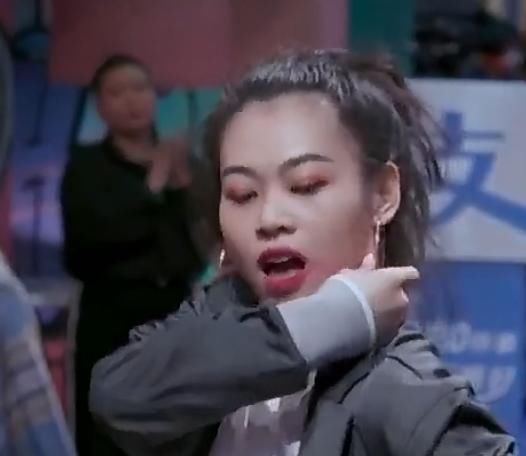  街舞|《街舞3》学员“挑逗”王一博，直男行为让粉丝放心