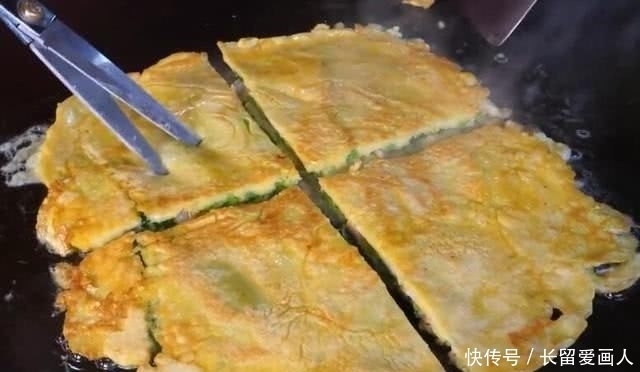 花样|大妈街边卖“豪华煎饼”,外酥里嫩,料足味美,来吃的都是回头客