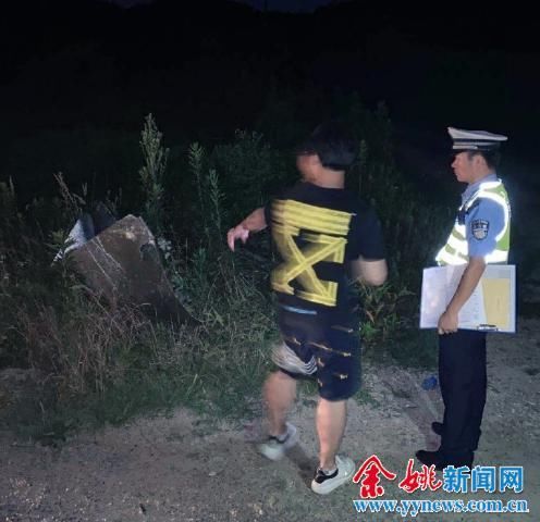  深夜|90后小伙深夜开着大奔独自上山，突然冲出山路