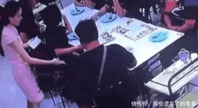 去当服务员|女服务员站桌边帮客人倒茶, 突然感觉不对劲, 低头一看不知所措!