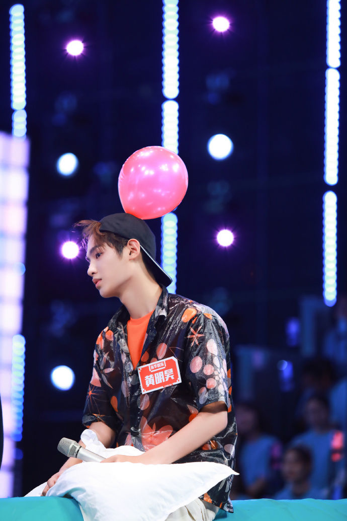  新闻|「Justin」「新闻」200829 Justin《快本》剧照来咯 今晚跟着昊哥high起来