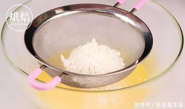 蛋糕|随便个盆就能做 用蛋糕卷拼的半球型奶油生日蛋糕 有创意