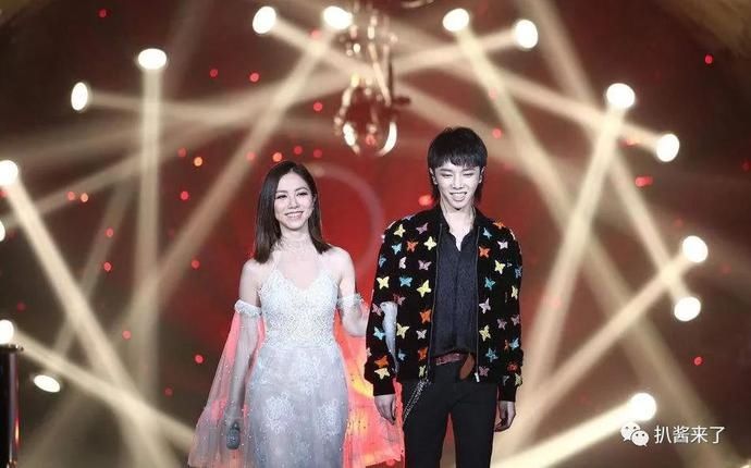  张萌|【补发7.8号的内容】周洁琼思聪？黄子韬徐艺洋？华晨宇邓紫棋曾经？德云斗笑社？张颂文？张萌的胸？明星近视做激光手术？