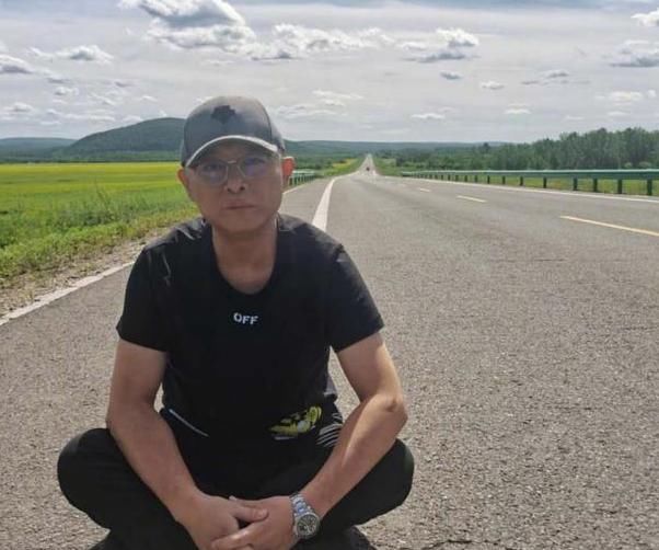  喂食|49岁主持人孟非惹争议！节目间隙被众美女包围喂食，已婚不避嫌？