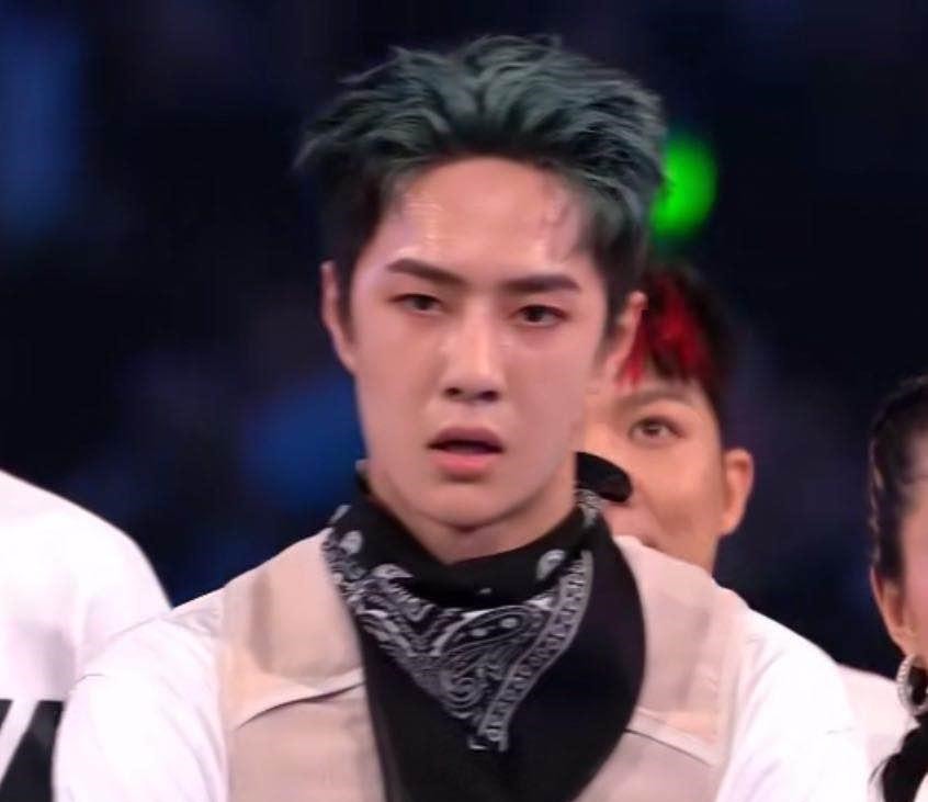 真实|王一博《街舞》总决赛和布布跳舞!直播未开滤镜,真实皮肤意外被拍