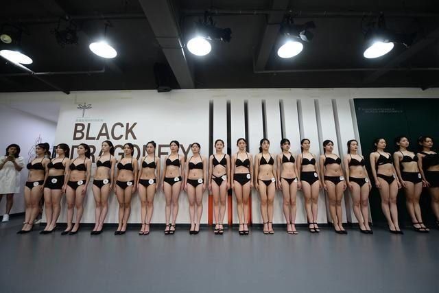  震撼|00后模特选拔现场 场面太震撼