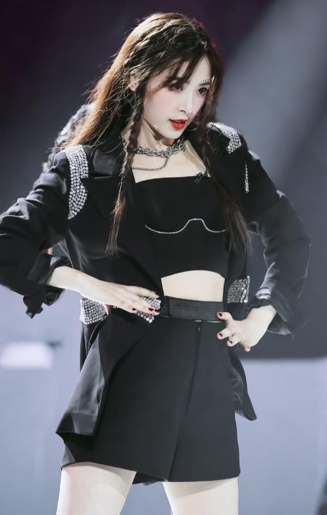  舞台|这个综艺不简单！姐姐们三公舞台high翻全场，女团风造型破次元壁