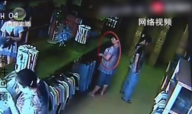 毫无|三名女子服装店内，几分钟内就盗走牛仔裤，老板在身边却毫无察觉