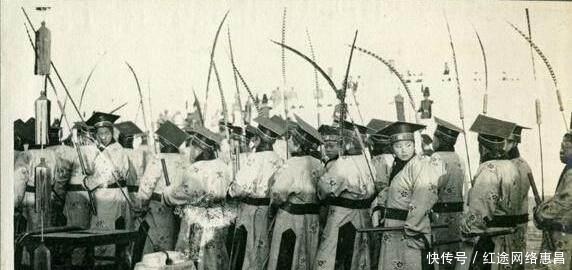 跪拜|揭秘：袁世凯身着龙袍登基仪式照片，现场祭祀官员头顶长羽毛跪拜