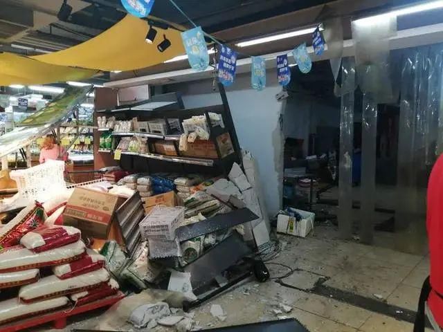  顾客|超市内突然冲进大货车，还开了几十米！顾客吓傻