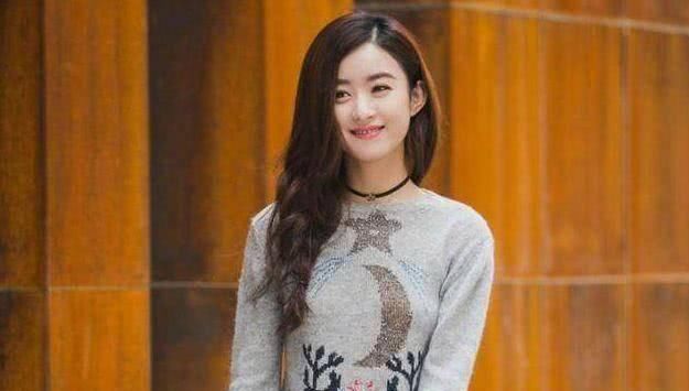 赵丽颖|身价过亿却从不炫富! 一套衣服穿好几年,出门只骑电动车