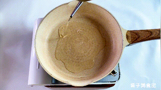 辣椒|炒鱿鱼如何做的脆爽开胃？注意焯水切花刀爆炒这三点，全家都爱吃