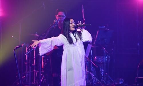  演唱会|徐佳莹挺7月孕肚参加演唱会，甜赞大11岁导演老公很贴心