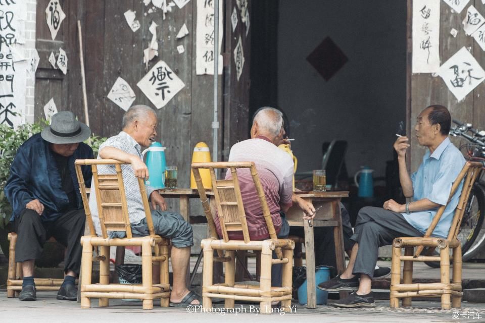 老一辈|【热搜冲顶】老一辈四川人的生活就是：吃烟，喝茶，打牌。