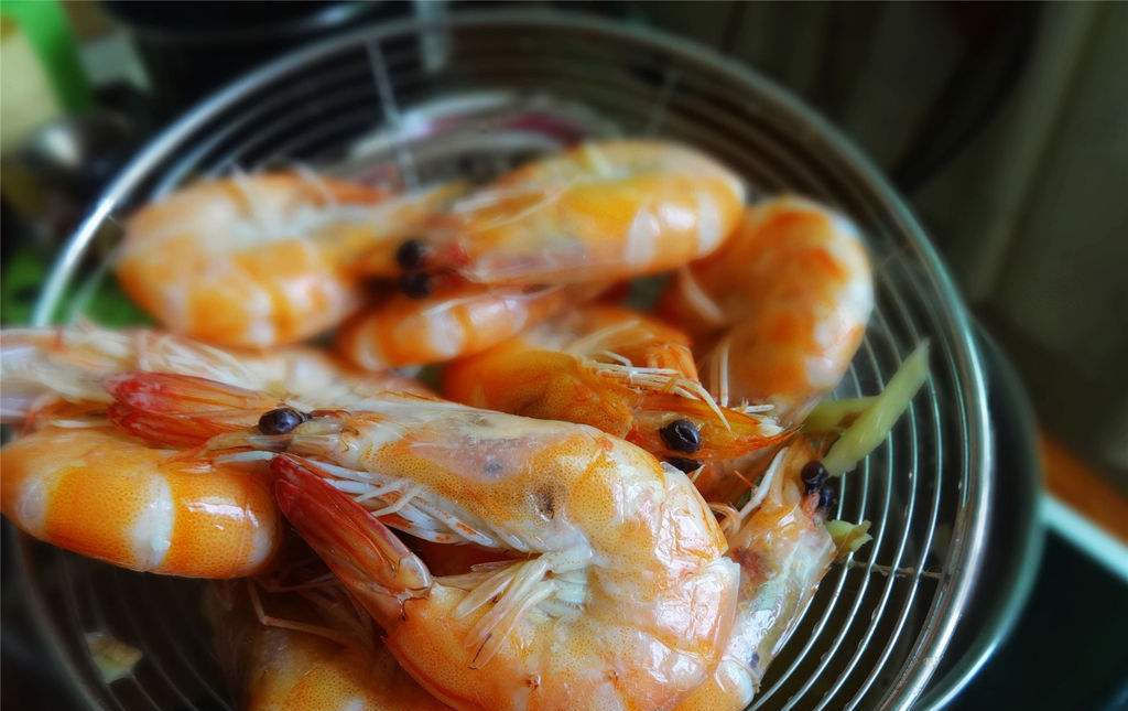 下锅|水煮虾时,应该冷水下锅还是开水下锅?用错了水,难怪虾肉不鲜嫩