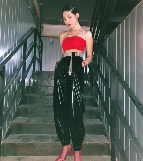  完美|“腿精”称号名不虚传，异域风也能完美驾驭，是许多女孩的女神了