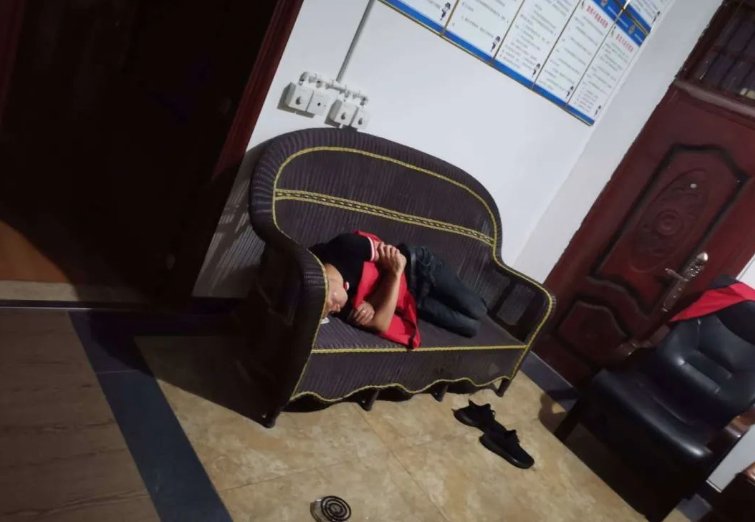 群众偷拍|睡在长椅上的社区副书记！