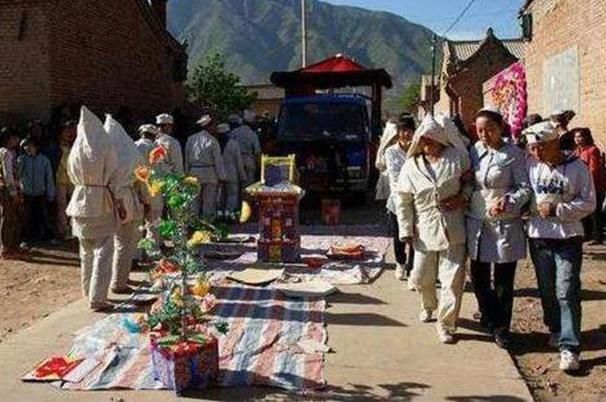 遇上|在农村，如果婚车遇上出殡车，谁该让道？这里有啥讲究？