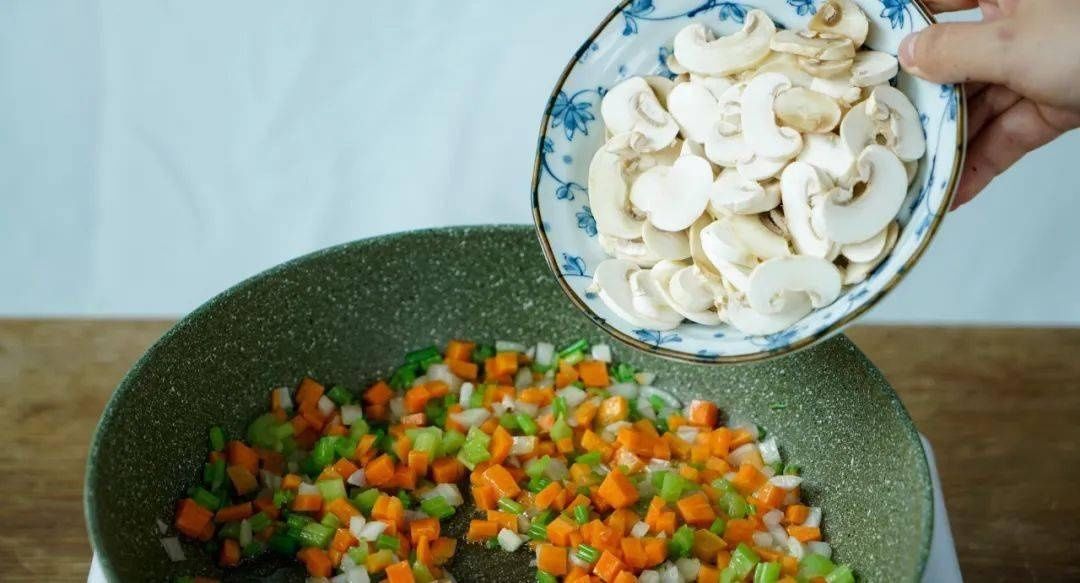 酱汁|鸡胸肉别再水煮了!多加这一样,酱汁浓郁香炸了!