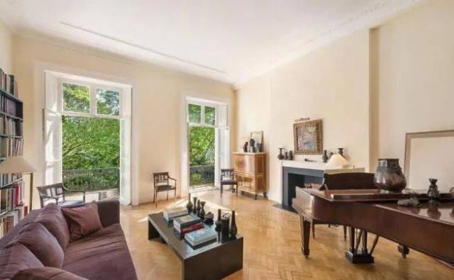  房爆|闪瞎眼：宽度不到1米的纸片房爆红全网！网友：真的能住人？