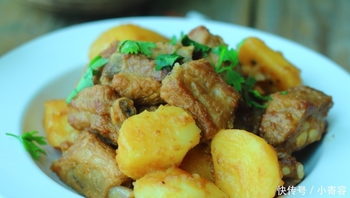 汤汁|土豆炖排骨,这样做,半小时轻轻松松出锅,好吃得连汤汁都不剩