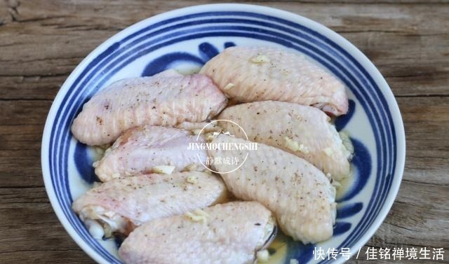 小女孩|跟七岁小女孩学炸鸡翅,注意裹粉步骤,鸡翅表面能起鳞
