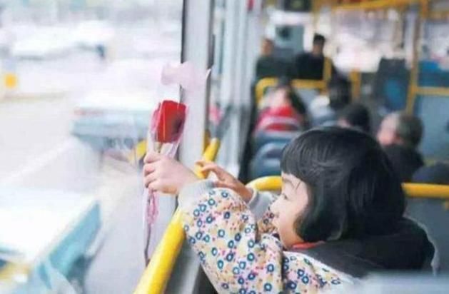 让座|小学生给老奶奶让座，书包忘拿被老奶奶直接扔在地上，孩子哭了