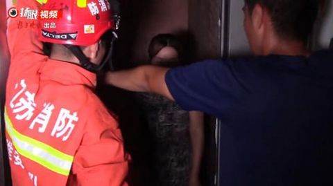 停电|电梯突然停电女子被困