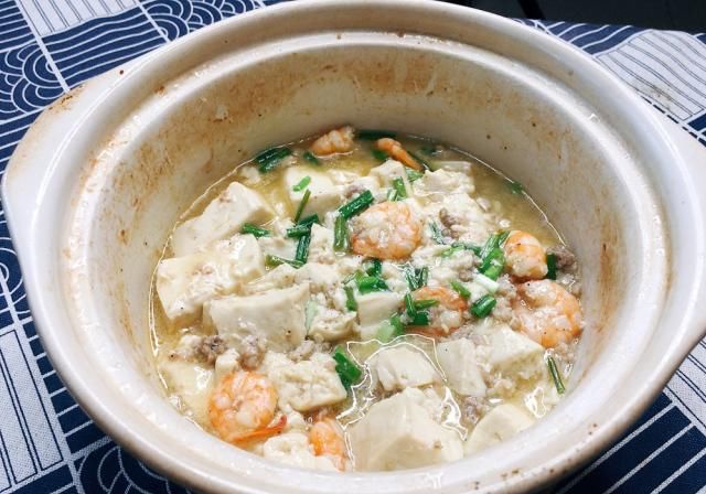  虾头|天气热，做个虾仁豆腐煲，清淡营养，鲜得想把舌头吞下去