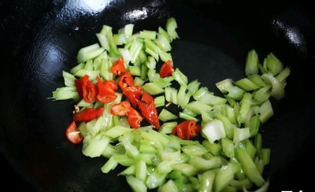  错过|秋天，饮食要以清淡养生为主，这道菜健康又鲜香，大家不要错过