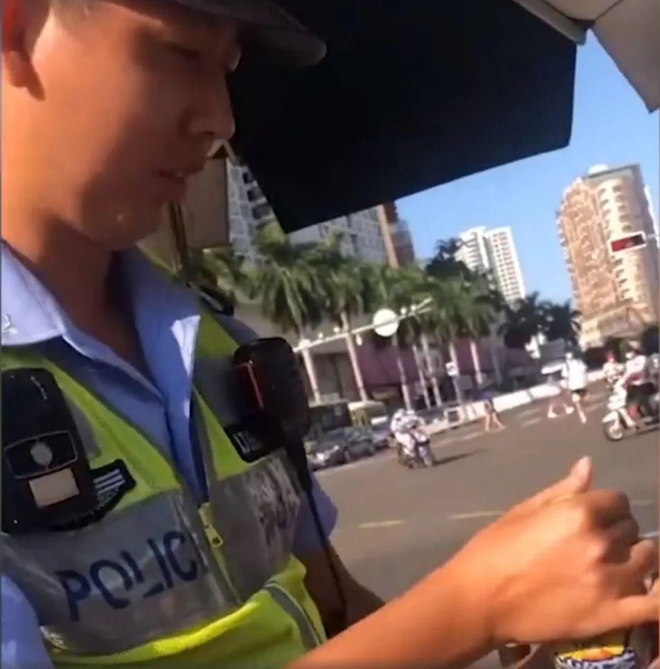  交警|大白天小姑娘和交警叔叔玩“套路”交警蒙了 网友：这样的套路可以多点