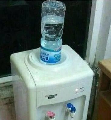 学生|班主任“突袭查寝”，新奇玩意一个比一个奇葩，称这届学生是能人