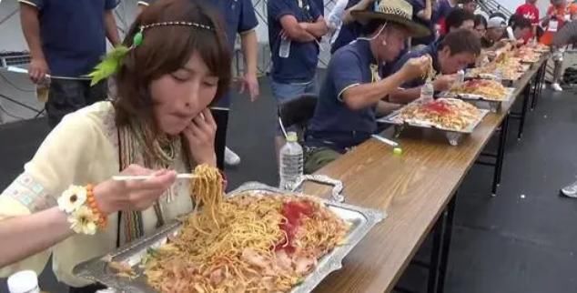  体重|世界上最能吃的女人，体重只有112斤，一顿饭吃掉501根鸡翅