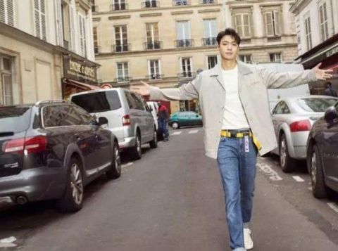  演绎|张艺兴现身机场，演绎混搭休闲风，眼神迷离呆萌，网友：没睡醒吧