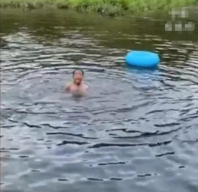  救人|路人拍男孩游泳遇险却被质疑不下水救人，网友：救人是情分，不救是本分