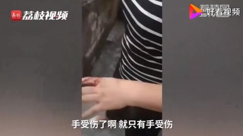监控|人行道突然塌陷,路过行人瞬间被吞没,监控还原惊险一幕