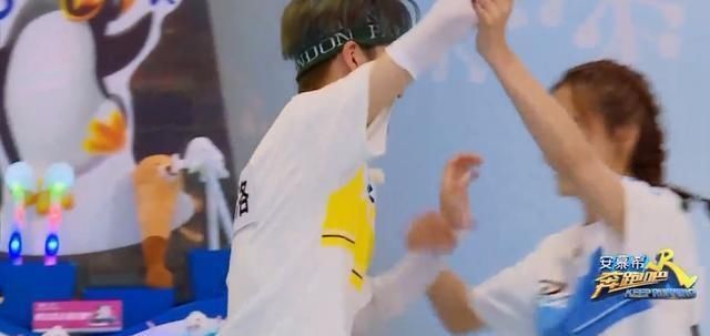  温暖|撕名牌大战，蓝队全军覆没，而angelababy表现勇敢而温暖