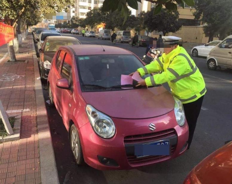  乱停车|车子被挡道怎么办？暴躁女司机三次加速，直接撞出一条路