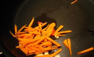 朋友|炒面时别直接下锅,多做一个步骤,面条不粘更有嚼劲,一盆不够吃