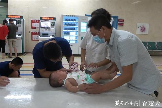  孔洞|半岁婴儿手指被卡，消防员一刀剪破玩具施救