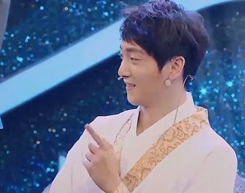  得知|本以为王牌女郎的身份够意外了，得知他的身份后，网友：卧虎藏龙