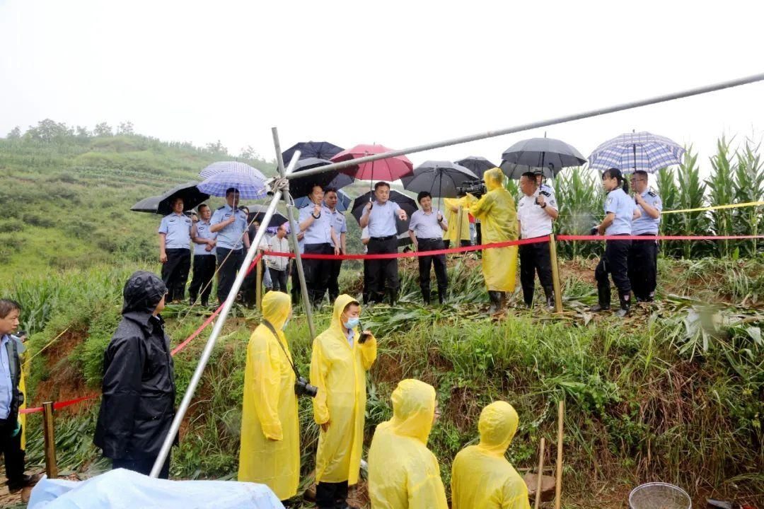  被捕|不正当关系被发现，妻子与情夫杀死丈夫，逃亡30年后年近古稀被捕，被害者被埋在山坳至今