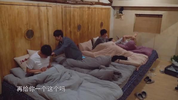  无意间|《向往的生活》工作人员睡哪儿？无意间的镜头暴露真相，看了好心疼