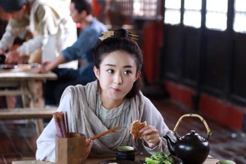  扒拉|赵丽颖筷子反复扒拉饭菜不礼貌？张亮还原真相：食材太小不好夹