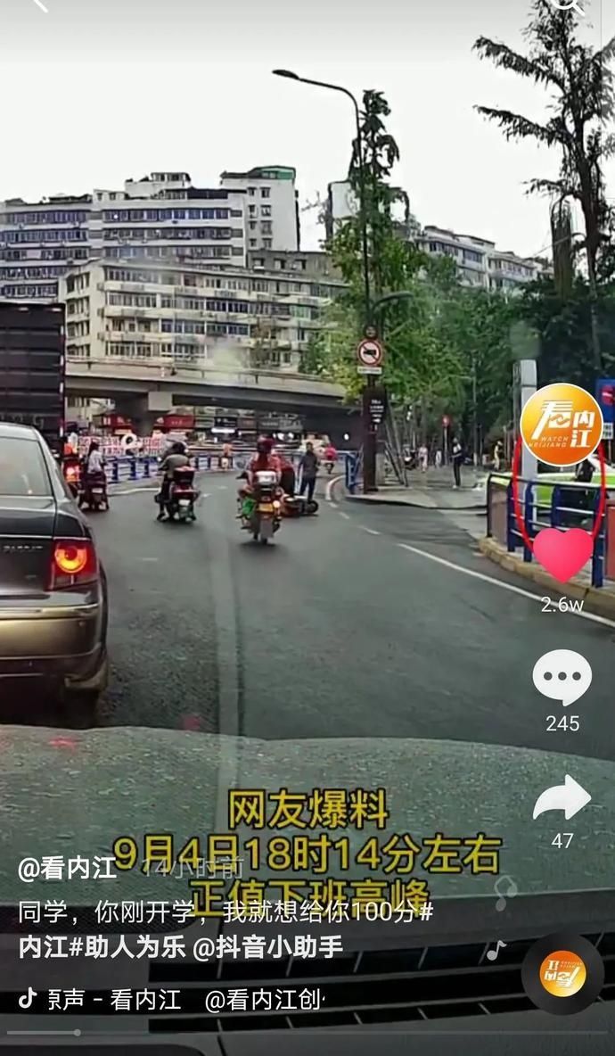 街头|内江街头，一名学生的小小举动，引来网友怒赞！