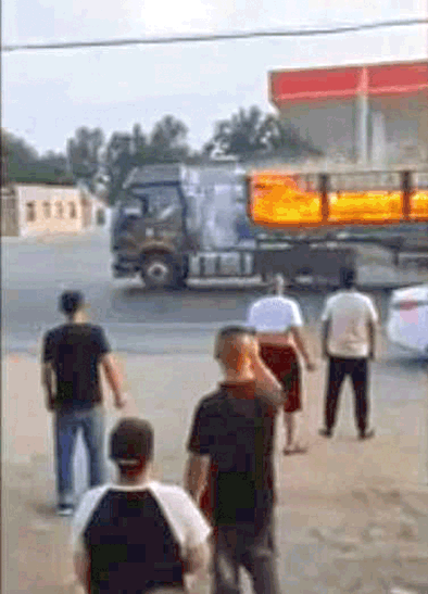  狂奔|为避开人群，他开着起火的大货车一路狂奔到荒野：“火”车司机的“生死时速”