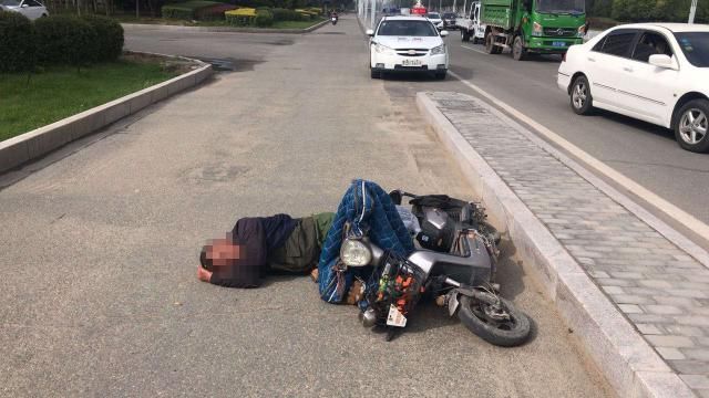  非机动车|一醉汉在非机动车道摔倒，然后睡着了……