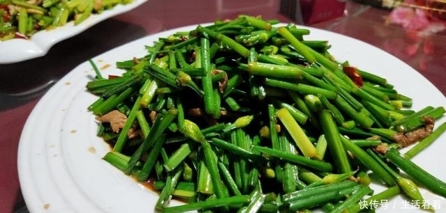 堂弟|堂弟18岁生日,二叔在临沂特色农家乐点一桌菜,两大家人吃嗨了