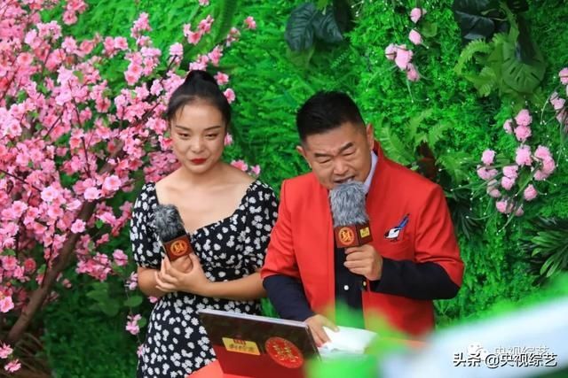 华尔兹|《喜上加喜》父亲在女儿相亲现场抱着扫帚跳华尔兹?