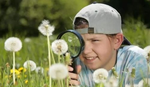  商场|男孩在商场对一条“尾巴”耿耿于怀，摸了又摸的举动太可爱：懵了